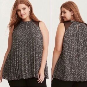 Torrid size:5 flowy sleeveless blouse black white gray Stars